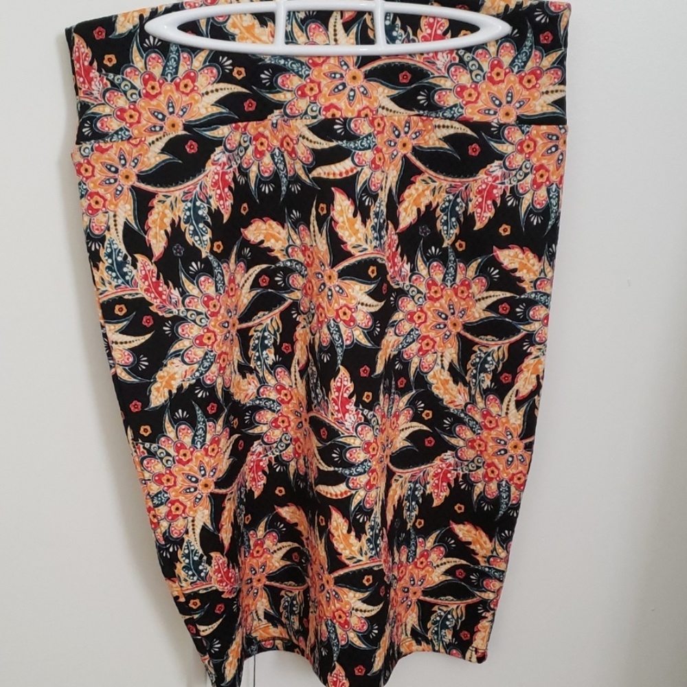 Lularoe Cassie skirt quilted fabric design size L